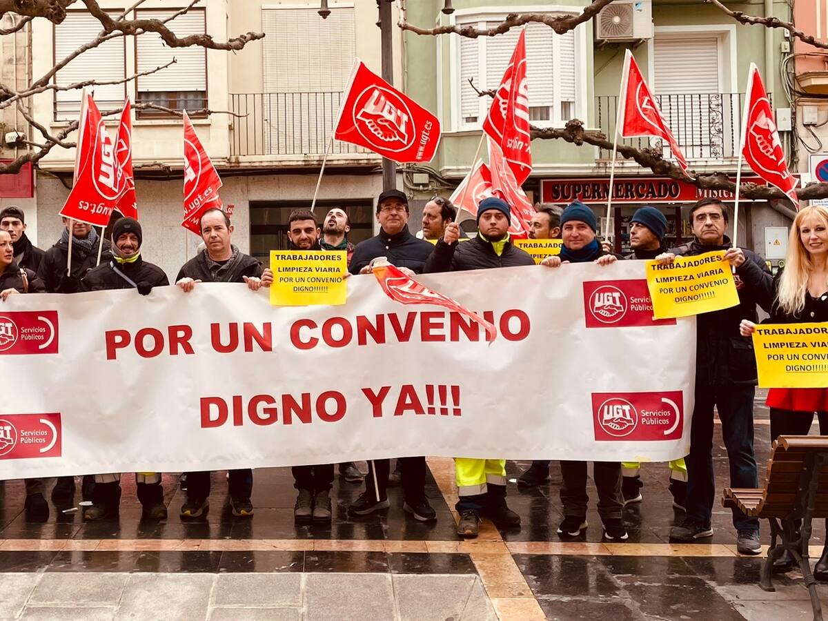 Los trabajadores de limpieza viaria de Fraga protestan por sus condiciones laborales