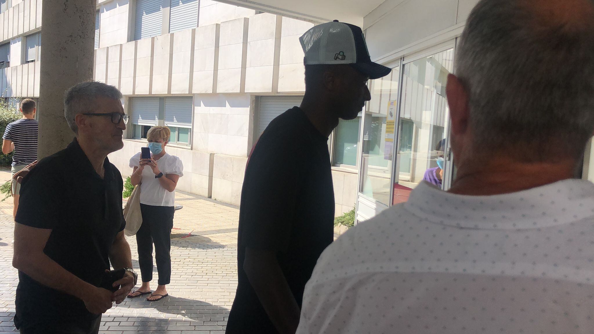 Roberto Olabe y Umar Sadiq en San Sebastián.