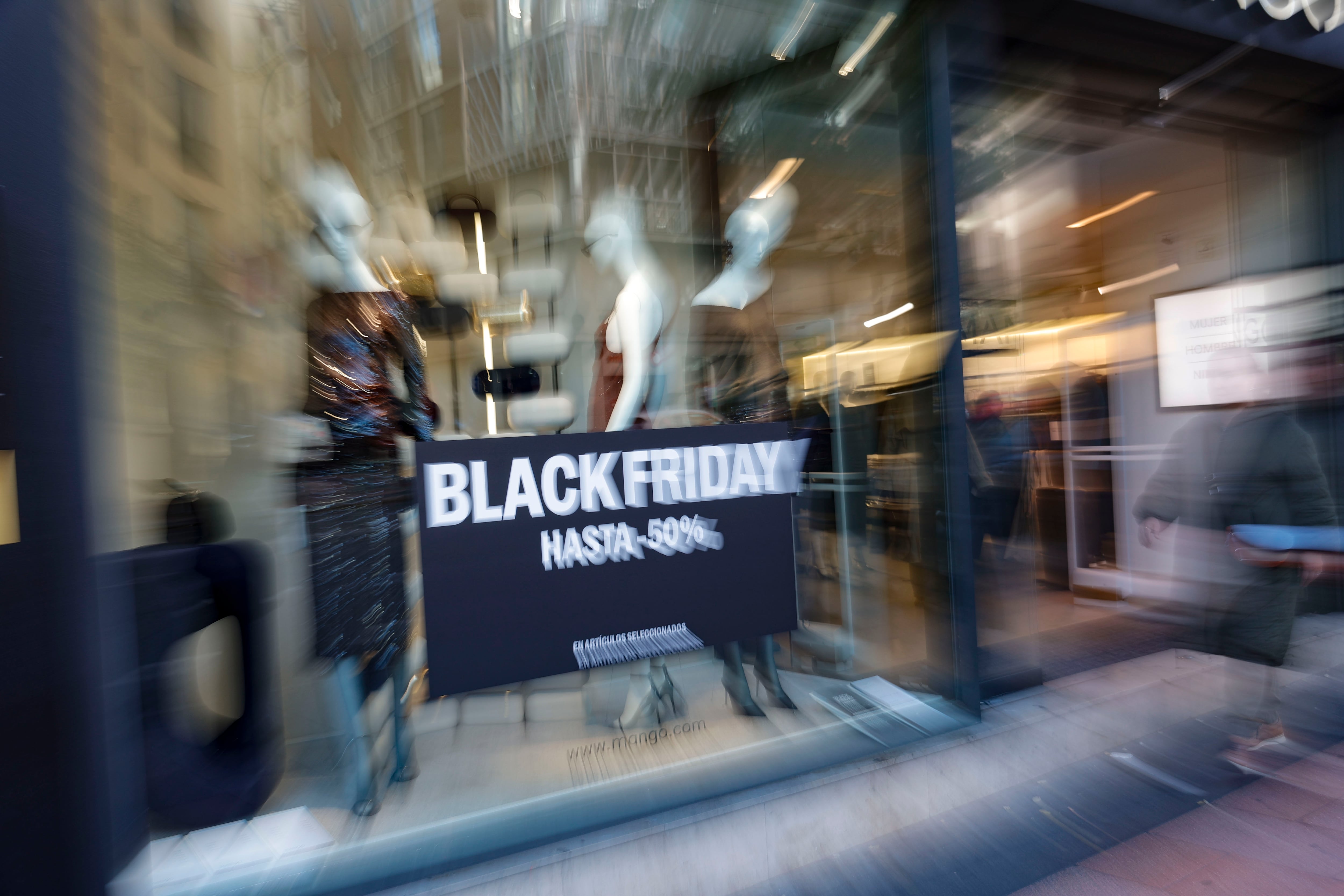 FOTODELDÍA MADRID, 27/11/2025.- La campaña de descuentos de finales de noviembre, que nació en Estados Unidos con el nombre de &#039;Black Friday&#039;, se mantiene en 2025 al margen de la contención en el gasto medio asumido por el consumidor, con previsiones optimistas por parte de comerciales y distribuidores logísticos. En la imagen, un comercio anuncia los descuentos durante la campaña del &#039;Black Friday&#039;, este jueves. EFE/ Zipi
