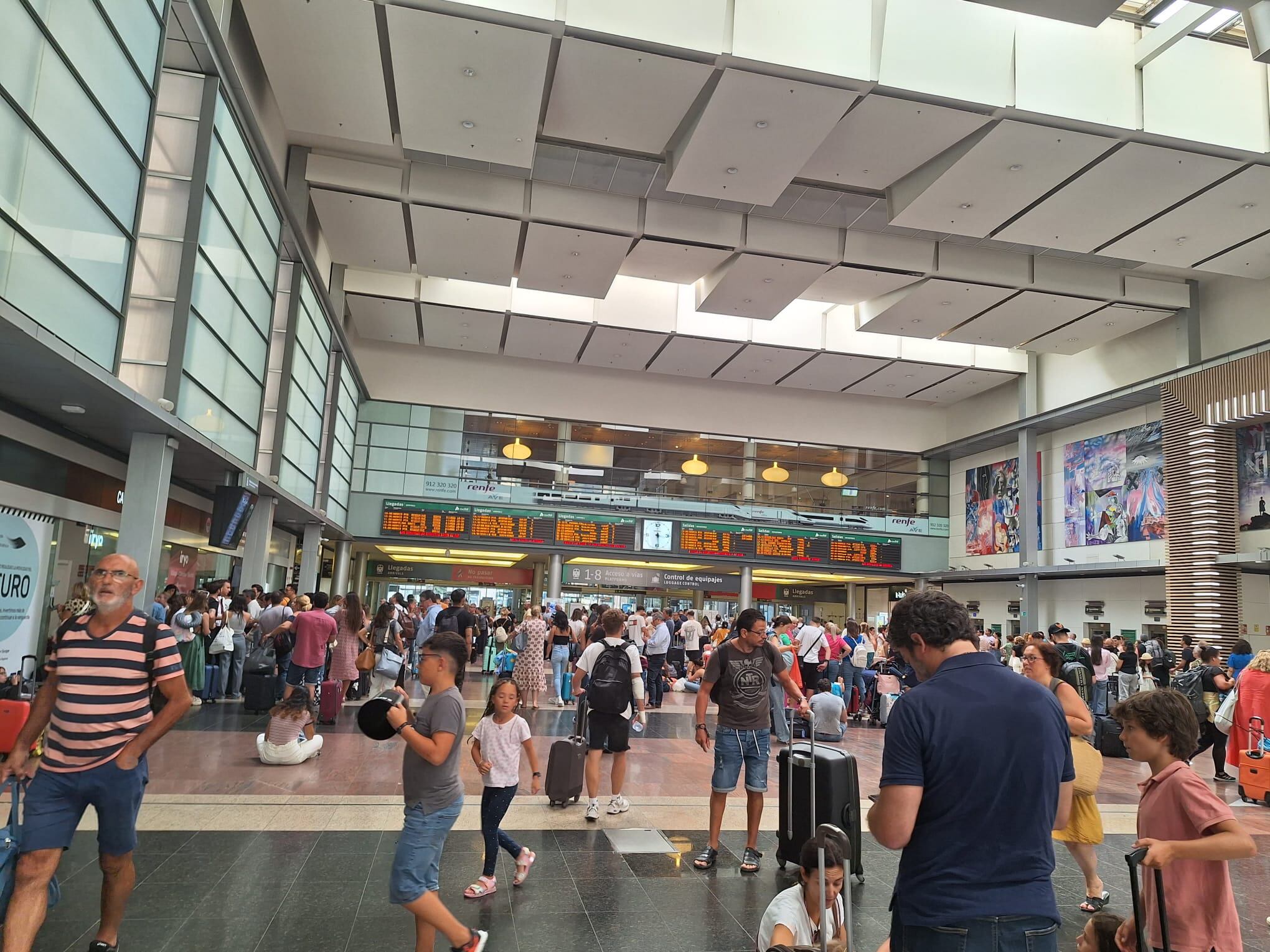 Numerosos pasajeros esperando ser asignados en un nuevo tren este lunes, a mediodía, en la estación María Zambrano de Málaga