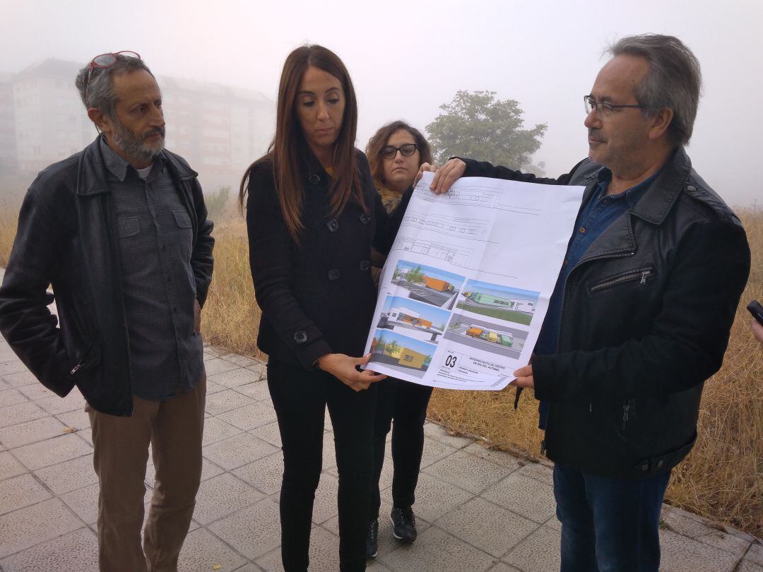 El alcalde de Zamora, Francisco Guarido, y la Presidenta de la Asociación Autismo Zamora, Maribel Ramos, muestra el dieño del futuro centro de dia