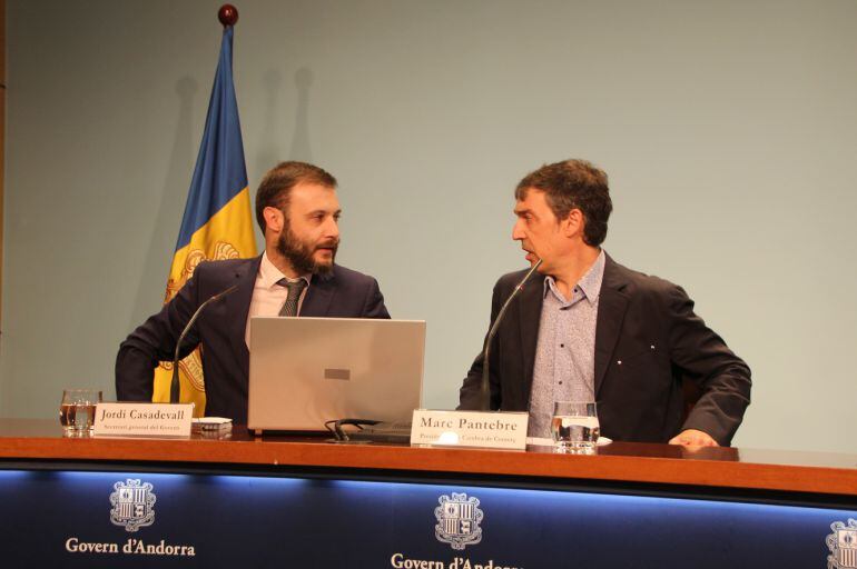 El secretari general del Govern, Jordi Casadevall, i el president de la Cambra de Comerç, Indústria i Serveis, Marc Pantebre, durant la rod de premsa 