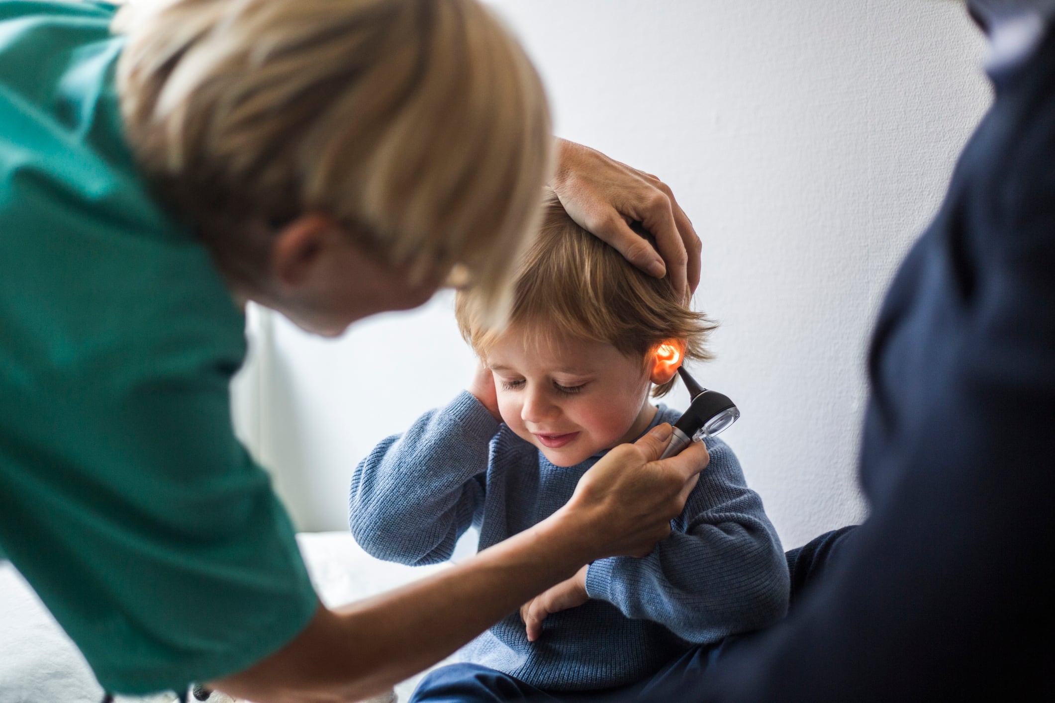 Pediatra atiende a un niño en una consulta médica