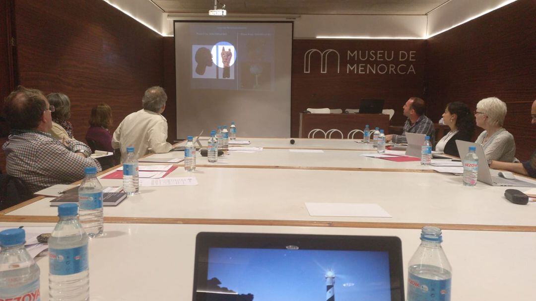 Els especialistes arribats de tot el món ja estudien com millorar l'expedient de la candidatura menorquina.