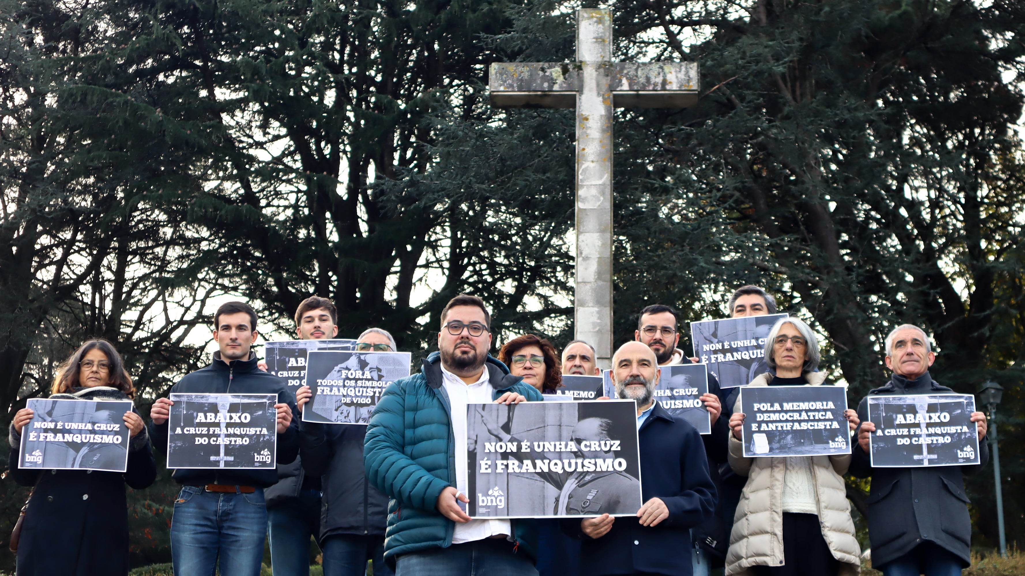 El BNG pide la retirada de la Cruz de O Castro, con Néstor Rego, Xabier Pérez Igrexas, Carmela Silva y Brais Ruanova entre otros.