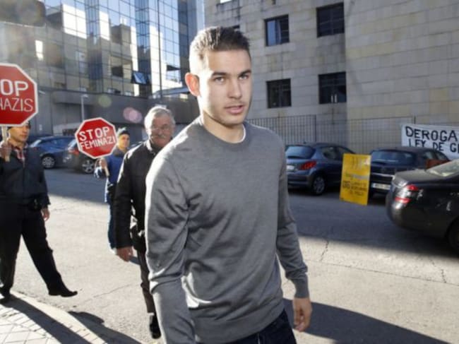 Las pancartas con mensajes machistas desplegadas el día de la declaración de Lucas Hernández