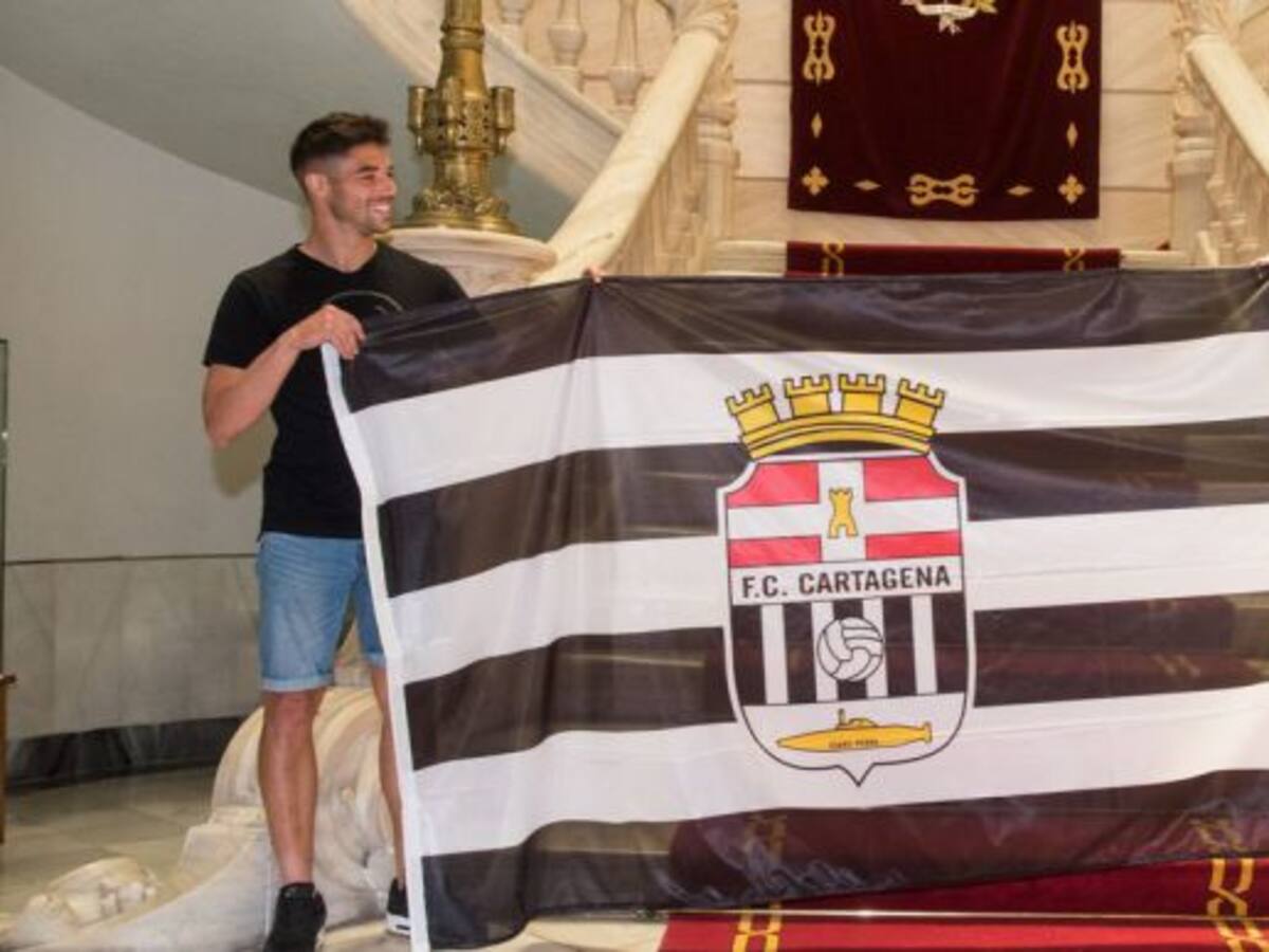 Un bando del Ayuntamiento anima a los cartageneros a engalanar sus balcones con los colores del Efesé