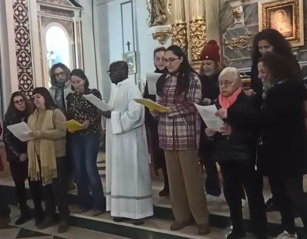 Don Silvano el párroco de Barx canta villancico de Burundi junto a sus feligreses.