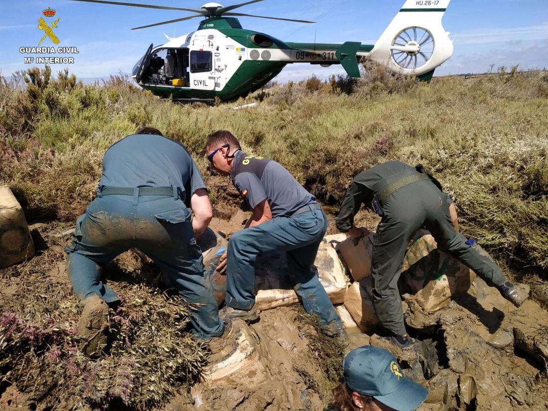 Agentes durante el operativo antidroga