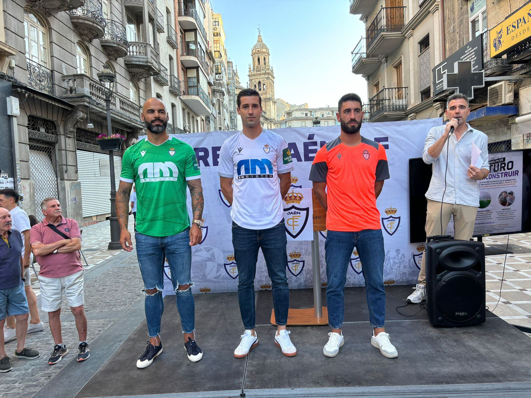 Espín, Montiel, Mario Martos y Fran Anera, jugadores y director general del club, durante la presentación de las nuevas camisetas del Real Jaén CF para la temporada 2024/2025.