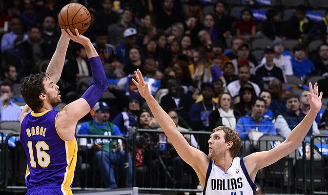 Pau Gasol tira ante Dirk Nowitzki