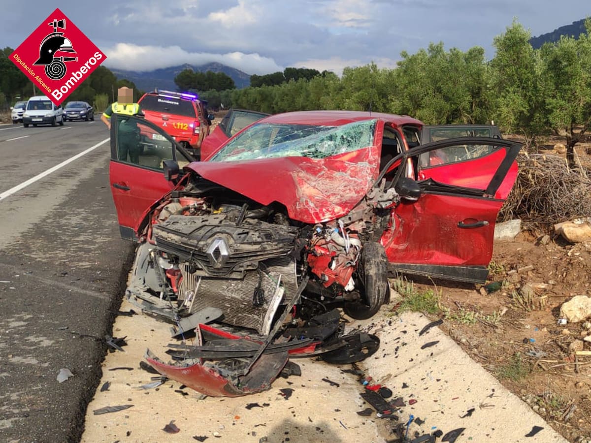 Dos heridos en un accidente de tráfico por un choque frontal en la carretera de Biar