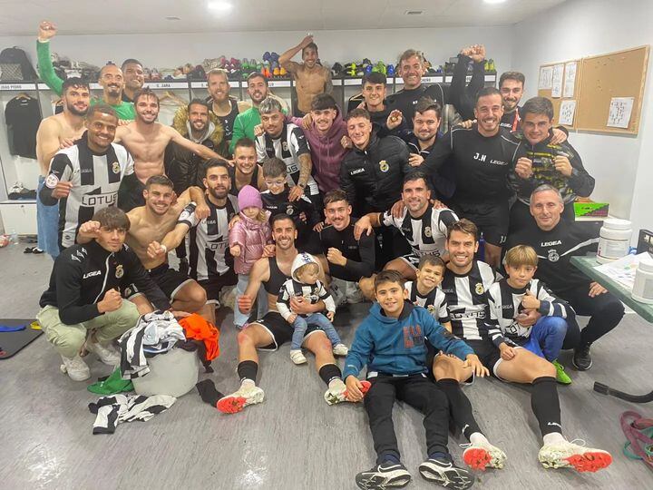 La plantilla celebra el triunfo