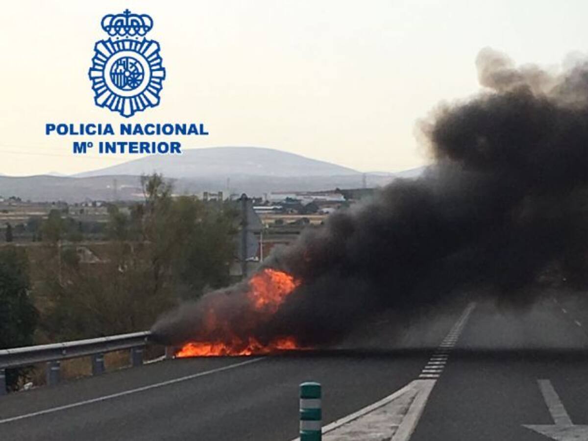 Se incendia el coche que roban y lo dejan ‘tirado’ en plena autovía en Antequera