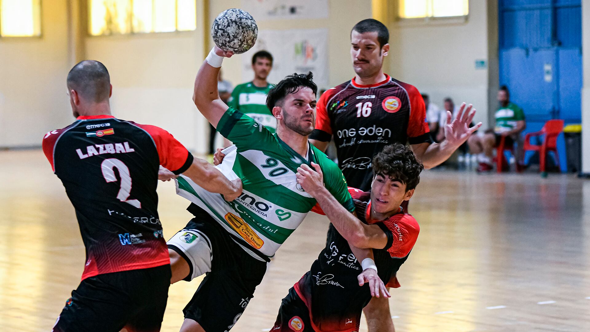 Hugo Solís derriba la defensa del SFA Mijas