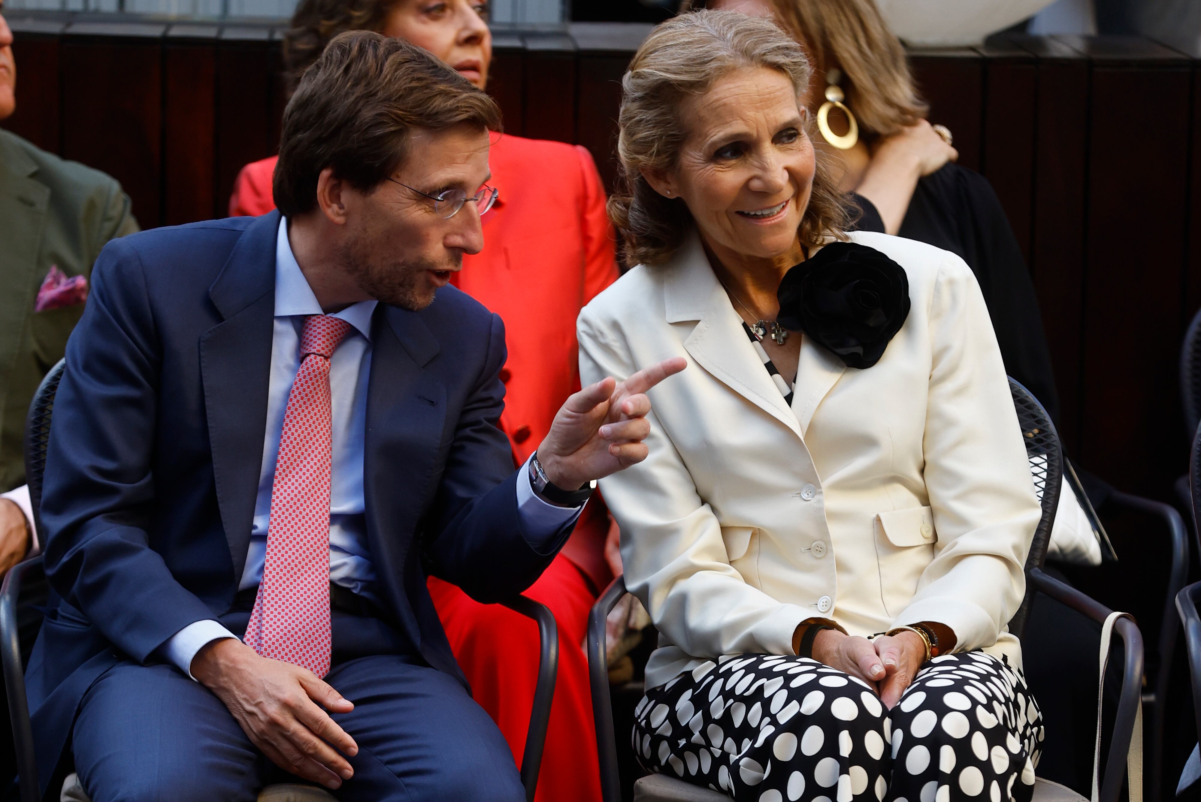 La infanta Elena (d) y el alcalde de Madrid, José Luis Martínez-Almeida (i), en un desfile de diseños de vestidos de inspiración flamenca y a la posterior entrega de los premios Flamenco en la Piel en el Hotel Wellington de Madrid.