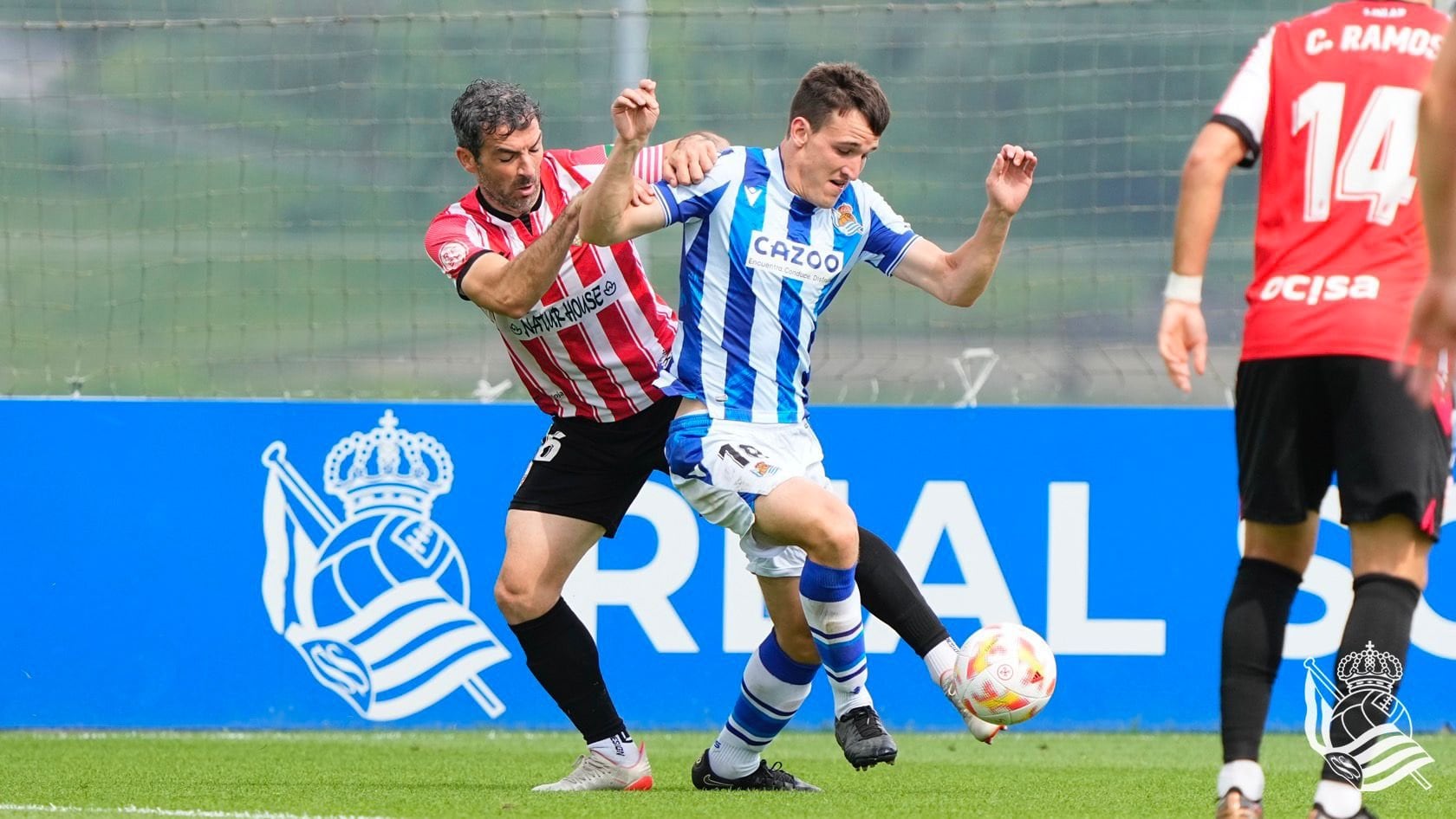 Iñaki Sáenz pugna por un esférico con Iker Kortajarena / Real Sociedad B