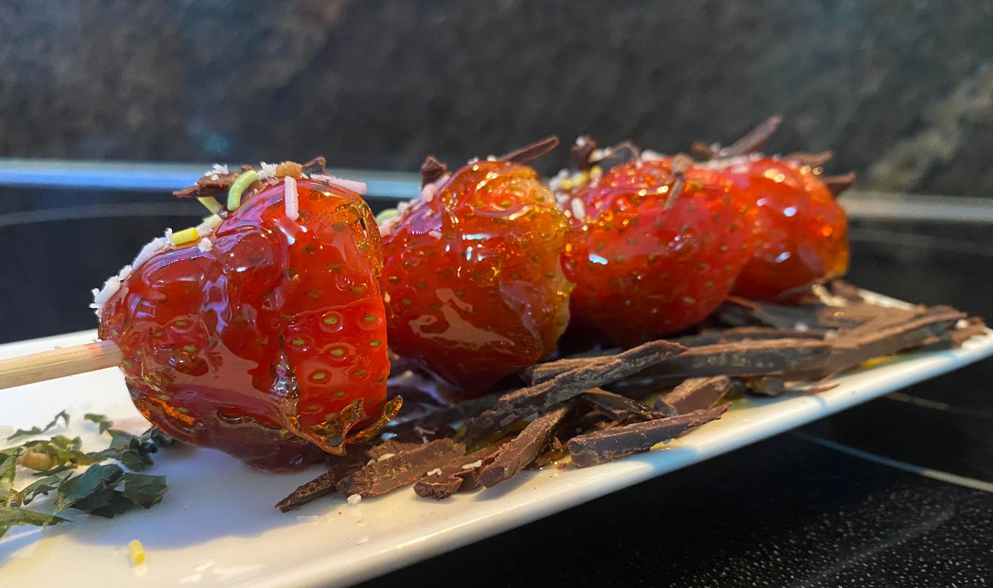 Brochetas de fresas caramelizadas.