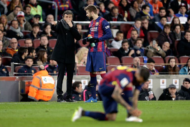 Luis Enrique da indicaciones a Piqué durante un partido