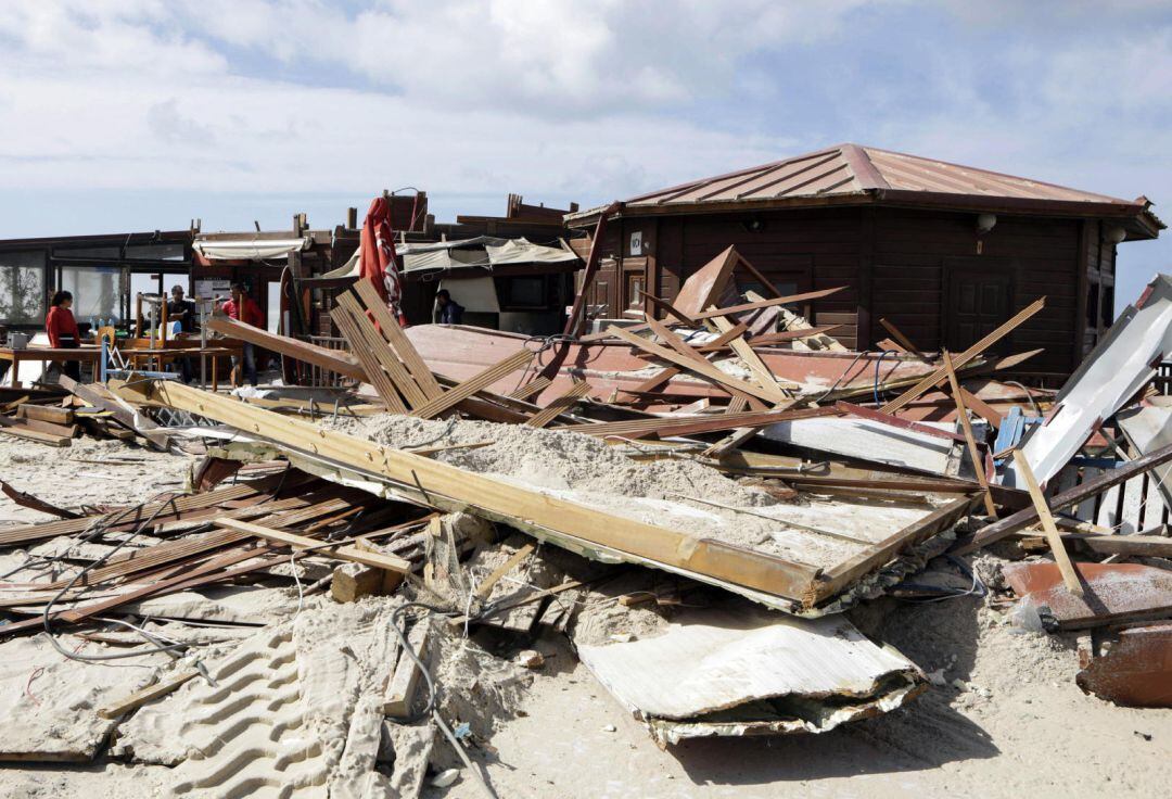 Imagen de un restaurante destrozado en Praia da Vieira tras el paso del huracán Leslie