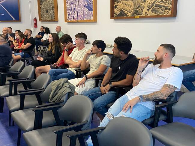 Los jugadores asisten a la reunión informativa