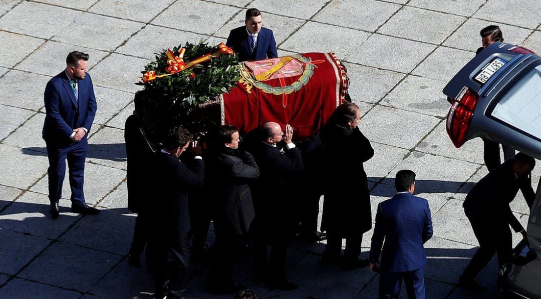 La Gran Cruz de la Orden de San Fernando, sobre el féretro con los restos de Franco.