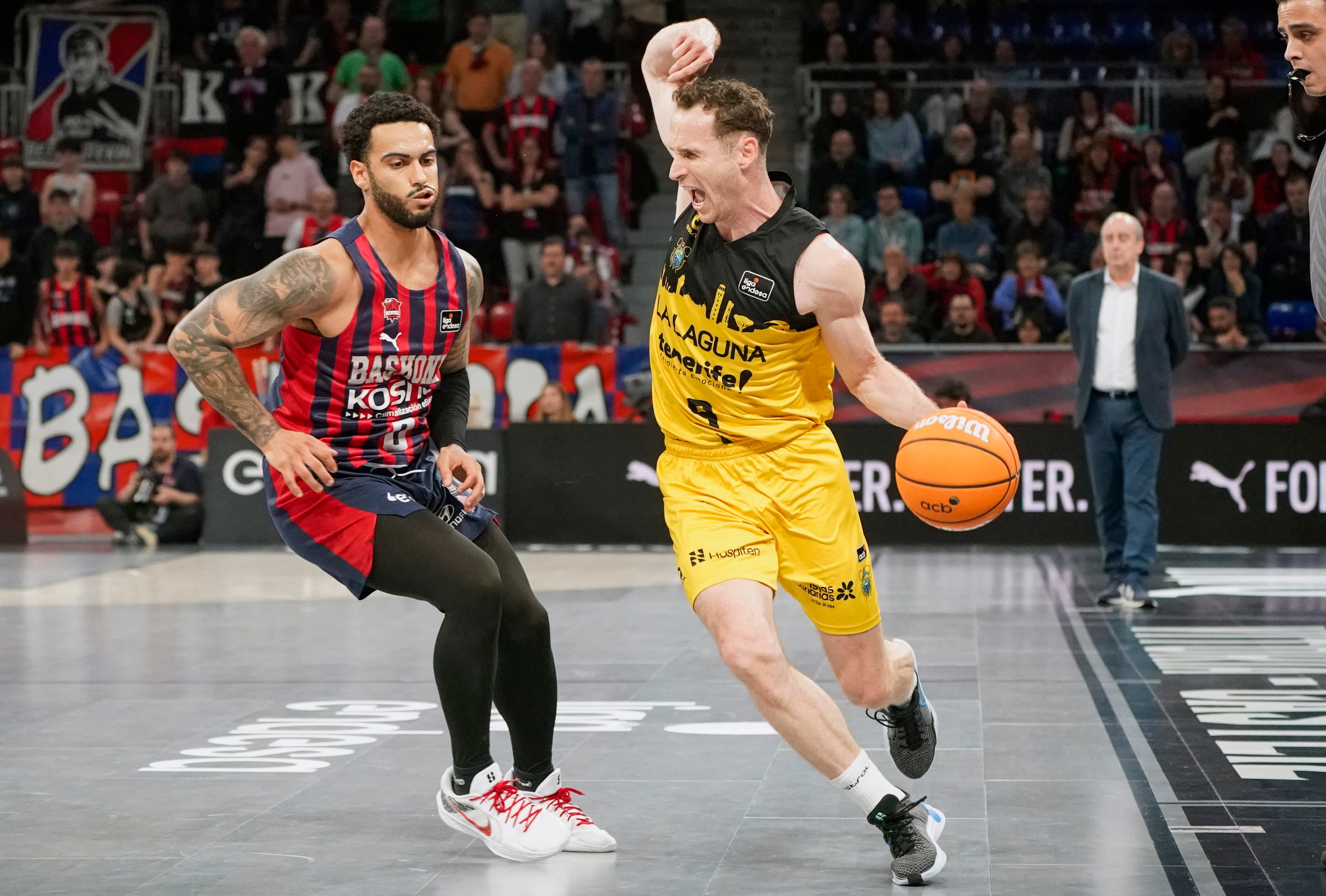 LA LAGUNA (TENERIFE), 20/04/2025.- El jugador del Baskonia Marcus Howard y Marceliho Huertas (d), del Laguna Tenerife, durante el partido de Liga Endesa que disputan este domingo en el pabellón Santiago Martín de La Laguna. EFE/L. RICO