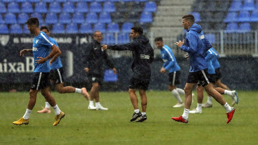 El Málaga se entrenó el viernes bajo una intensa lluvia