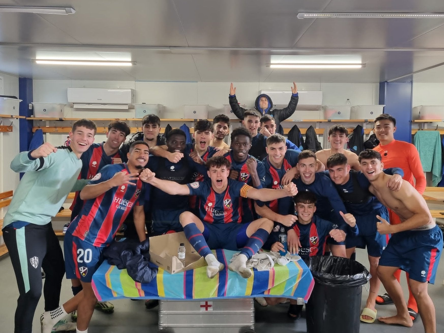 El Huesca B celebra una victoria que le mete en puestos de playoff