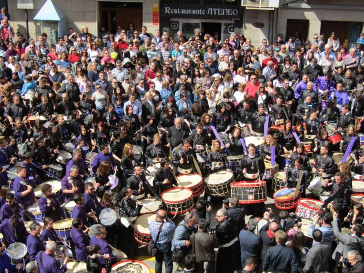 Más de 1.000 tambores y bombos vibran en l'Alcora durante la Rompida de la Hora