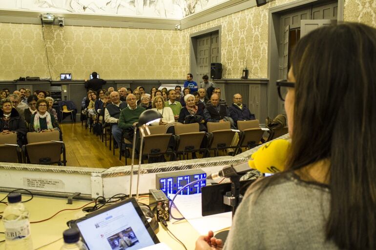 Ángels Barceló saluda al público unos minutos antes de empezar el programa.