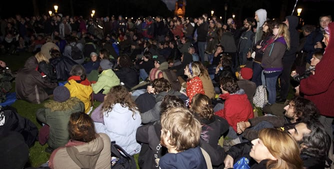 &#039;Indignados&#039; españoles se manifiestan a su llegada al parque Elisabeth de Koekelberg, Bruselas