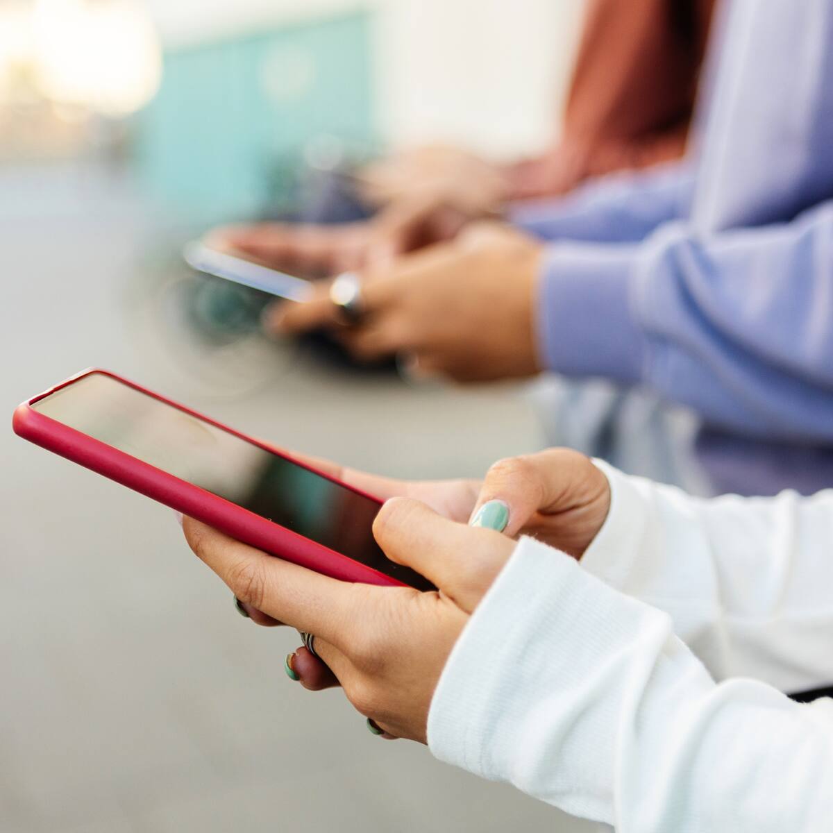 El 40 % de los institutos de Cantabria prohíben el uso de los teléfonos móviles en horario lectivo