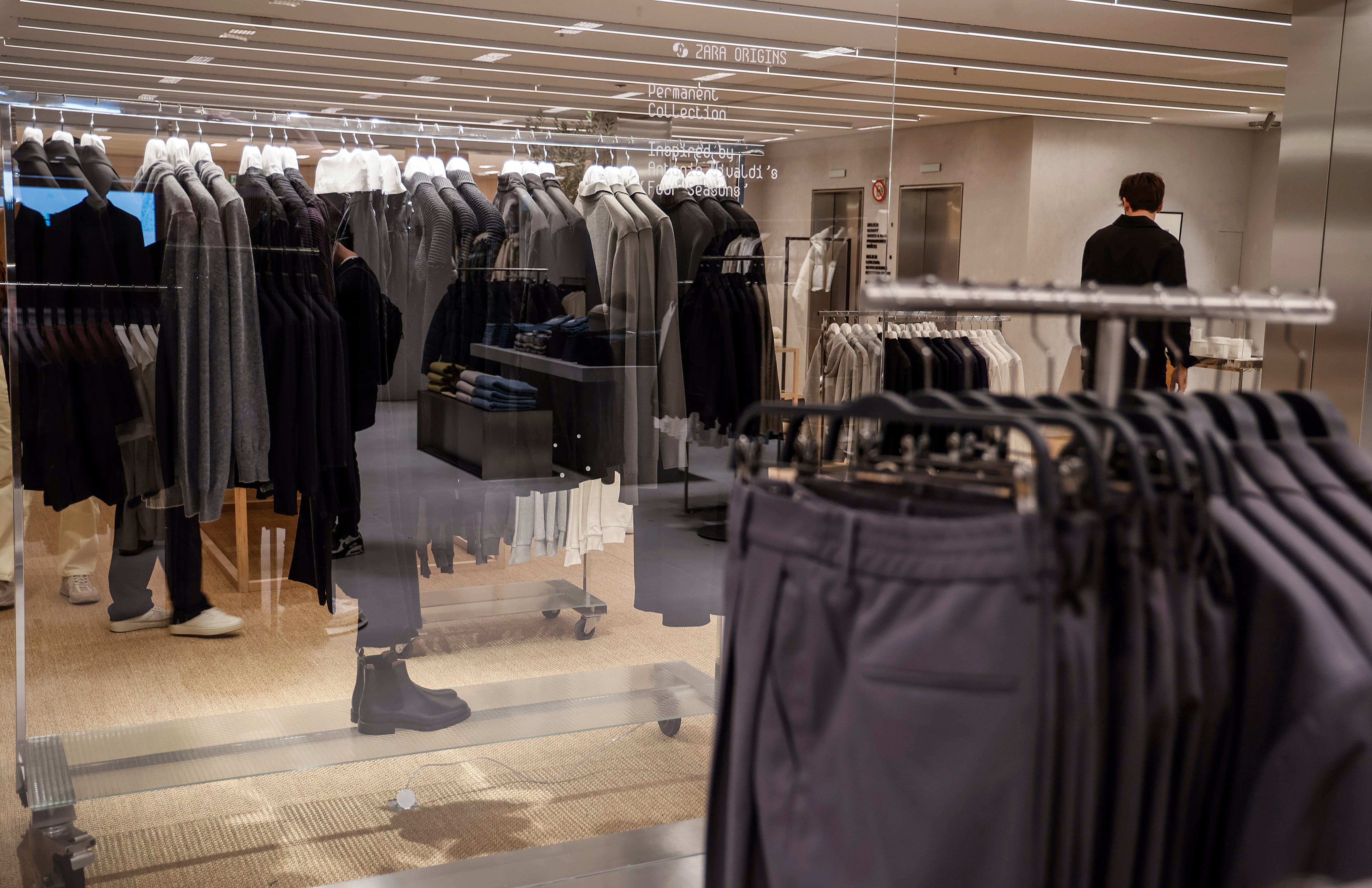 Ropa de caballero en una tienda de València.