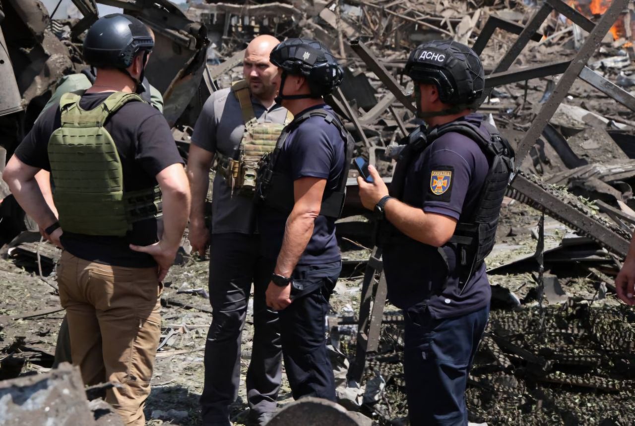 Equipos de rescate entre los escombros de los edificios afectados por el bombardeo ruso sobre la ciudad de Dnipro