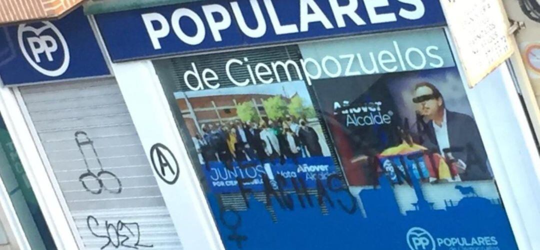 La sede de los populares de Ciempozuelos ha amanecido cubierta de pintadas