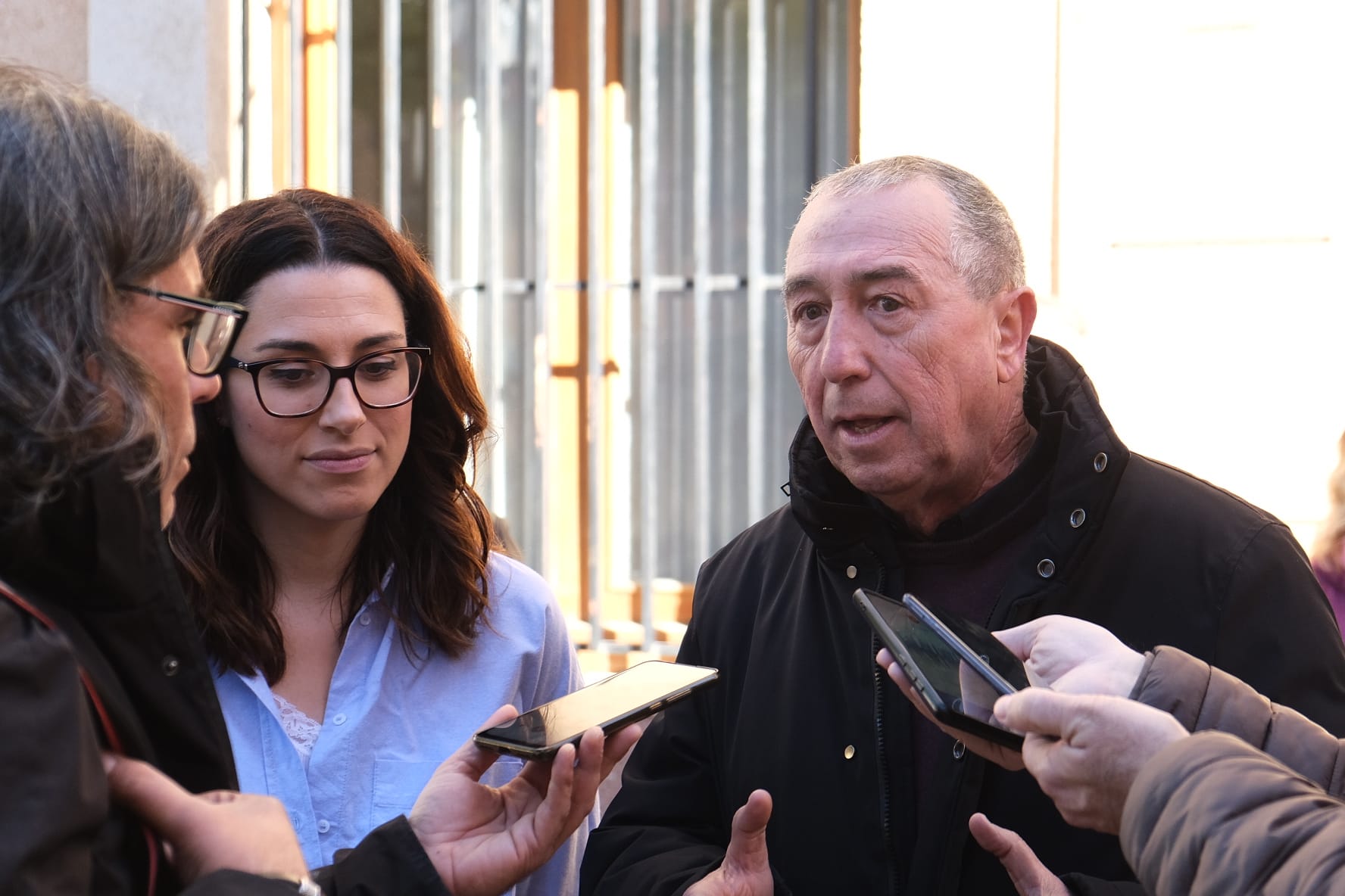 Joan Baldoví y Aitana Mas atienden a los medios antes del acto en El Campello la semana pasada.