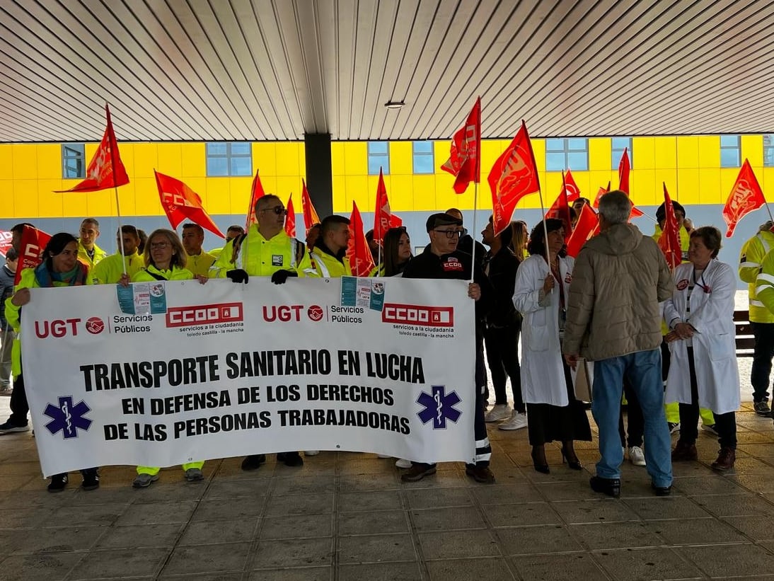 Sindicatos de transporte sanitario en Castilla-La Mancha se han concentrado este lunes en las capitales de provincia para exigir mejoras laborales.