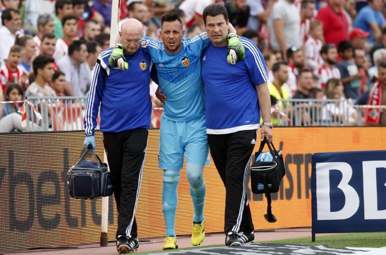 El portero del Valencia Diego Alves se retira lesionado durante el partido de la jornada 38 y última de la Liga BBVA disputado frente al Almería