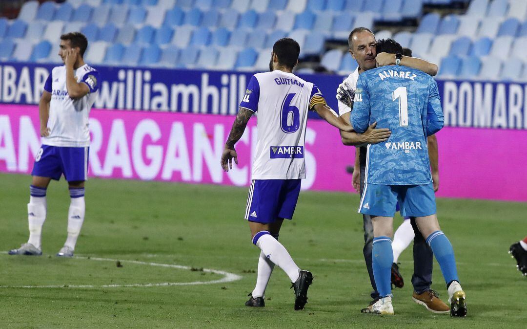Víctor Fernández consuela a Cristian Álvarez después de ser eliminados del play-off