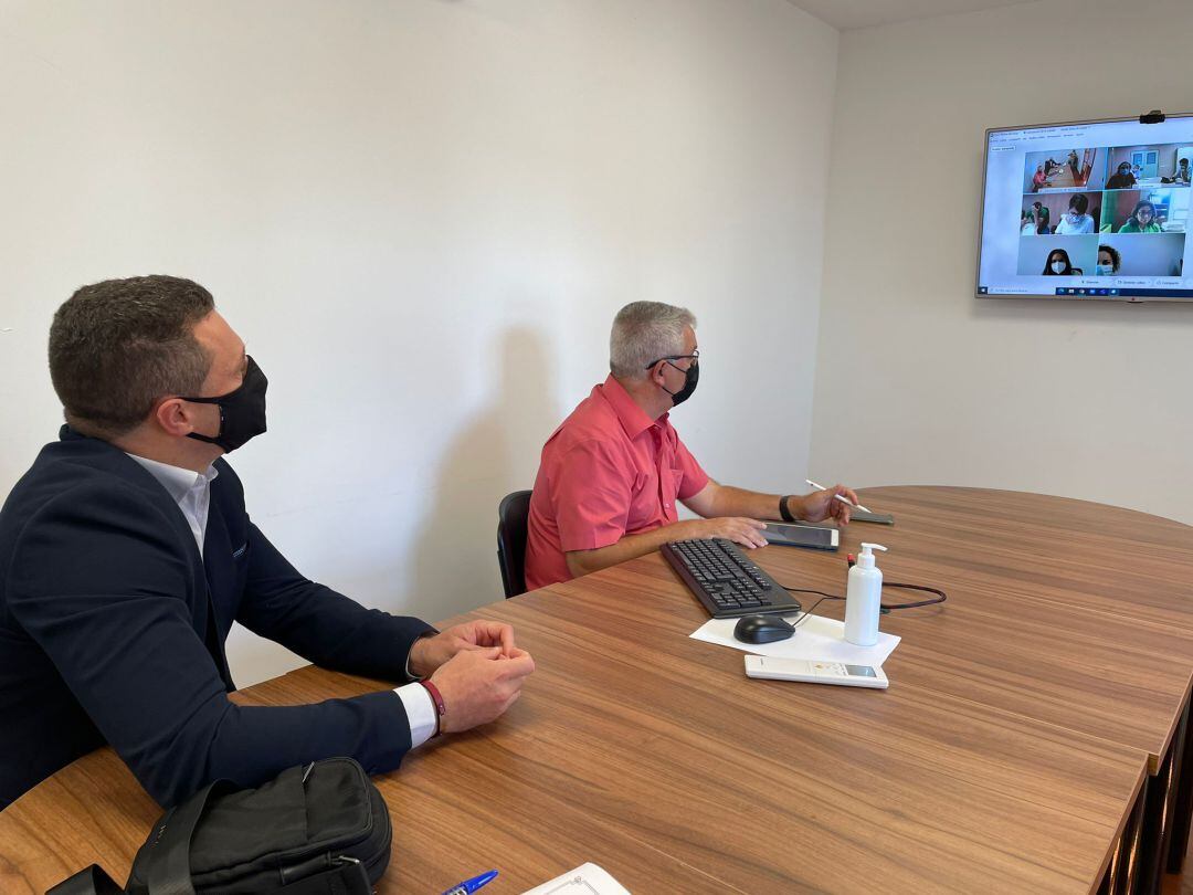 El alcalde de Yaiza, Óscar Noda, junto concejal de Sanidad, Ángel Domínguez, en videoconferencia con representantes de la consejería de Sanidad del Gobierno de Canarias.