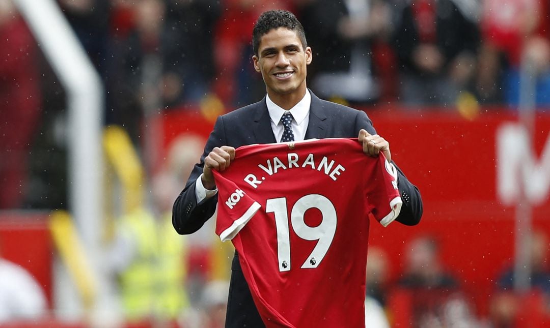 Varane, en su presentación como nuevo jugador del Manchester United en Old Trafford