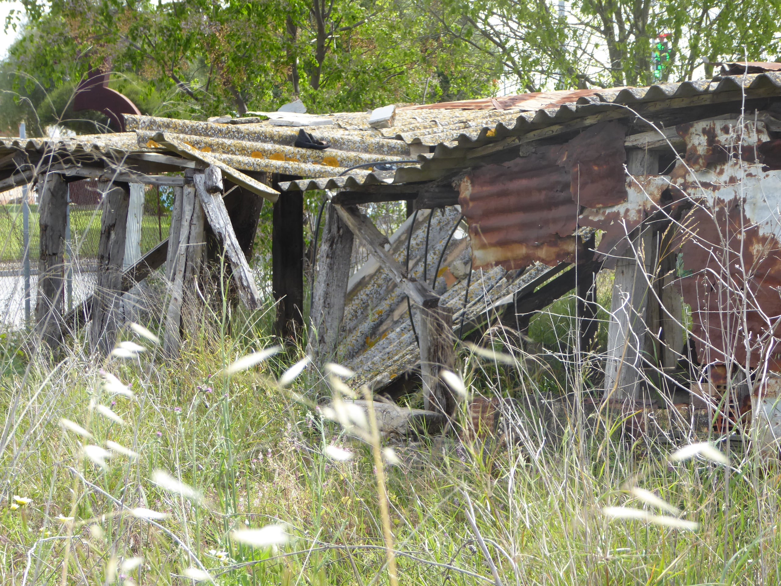 Restos de uralita, que contienen amianto, en una construcción / Ecologistas en Acción