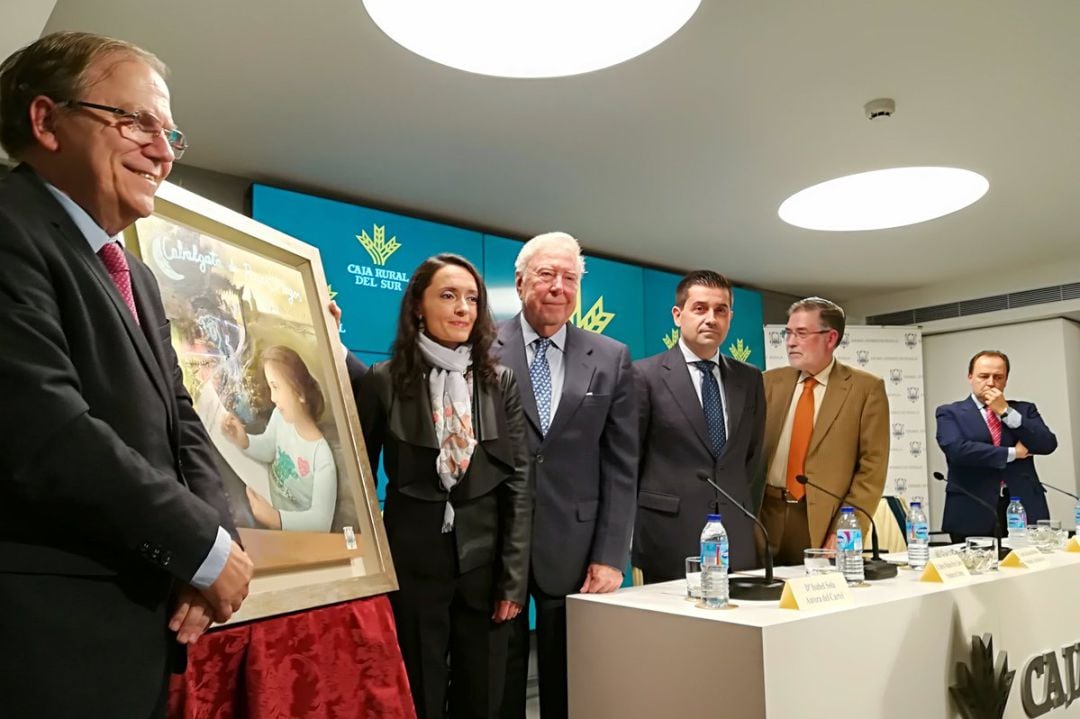 De izquierda a derecha, junto al Cartel de la cabalgata de Reyes Magos del Ateneo, Alberto Máximo Pérez Calero, isabel Sola, José Luis García Palacios, Carlos García Lara, Gerardo Pérez Calero y Manuel Sainz