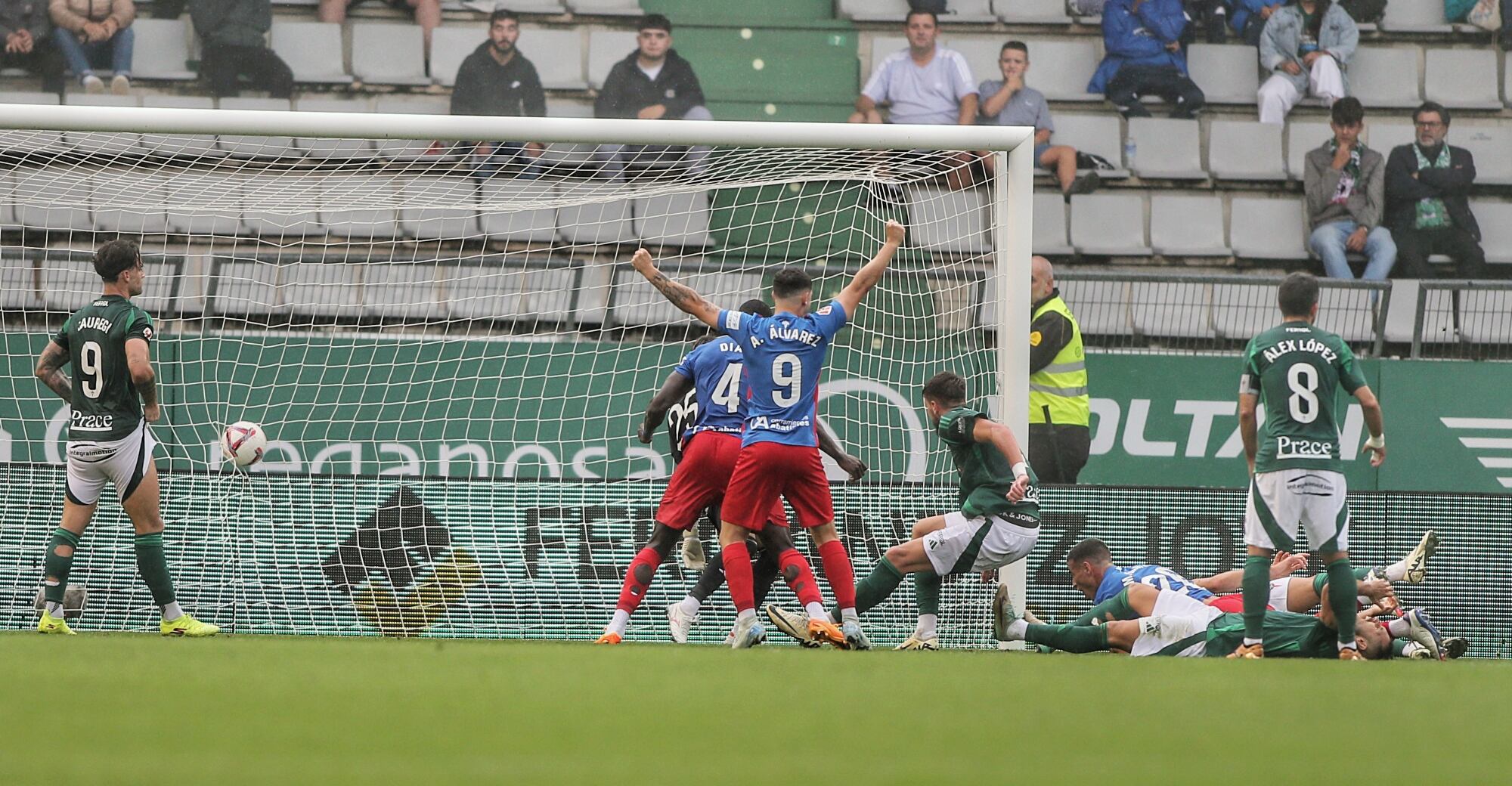 Jugada que acabó en gol, posteriormente anulado, para el Elche ante el Racing en A Malata (foto: Cadena SER)