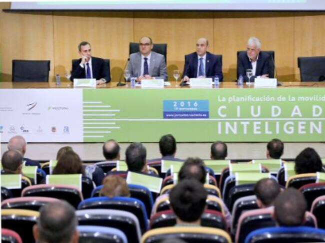 Inauguración de la jornada "La planificación de la movilidad en las ciudades inteligentes" de Vectalia