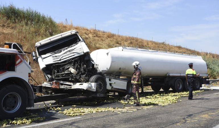 Un camión accidentado en la A 2