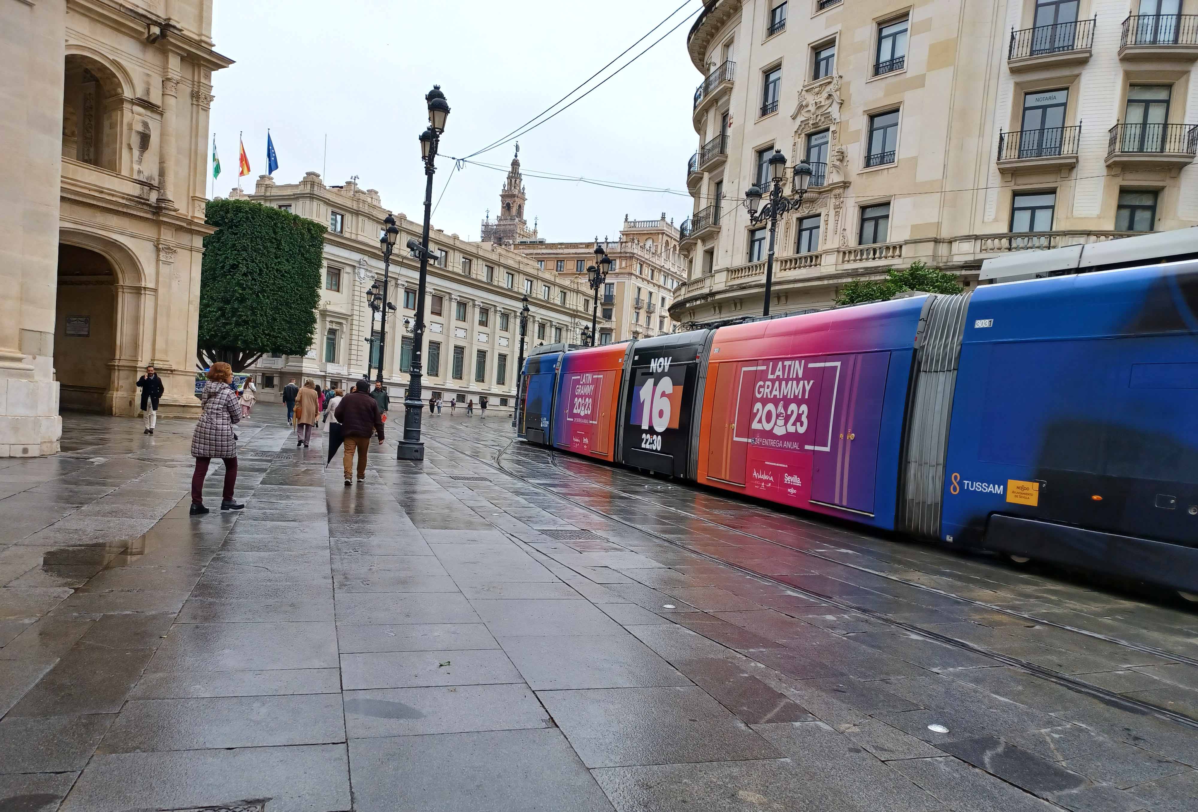 SEV03. SEVILLA, 09/11/2023.-Metro de Sevilla con publicidad de los Latin Grammy 2023 cuya gala de entrega de la 24 edición de dichos premios se celebrará, por primera vez fuera de Estados Unidos, en la capital hispalense. EFE/Juan Chicano
