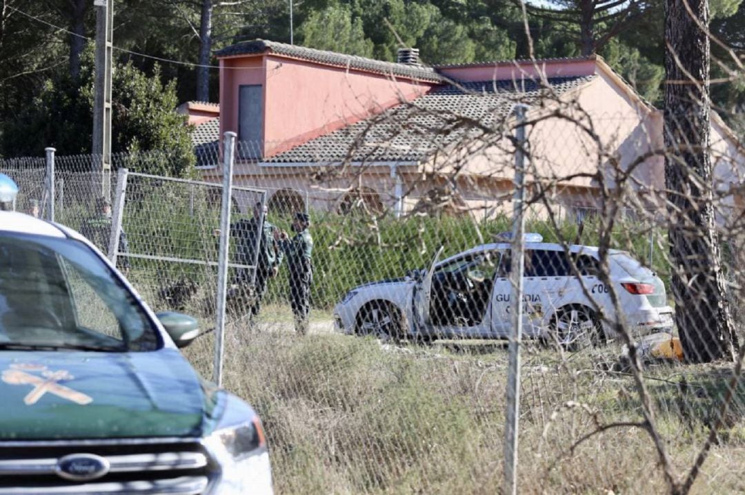 El dispositivo de la Guardia Civil durante el registro de la vivienda del detenido en Traspinedo.