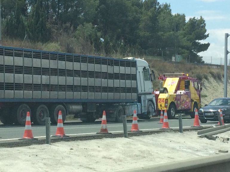 Mantenimiento de carreteras retira el camión de ganado siniestrado